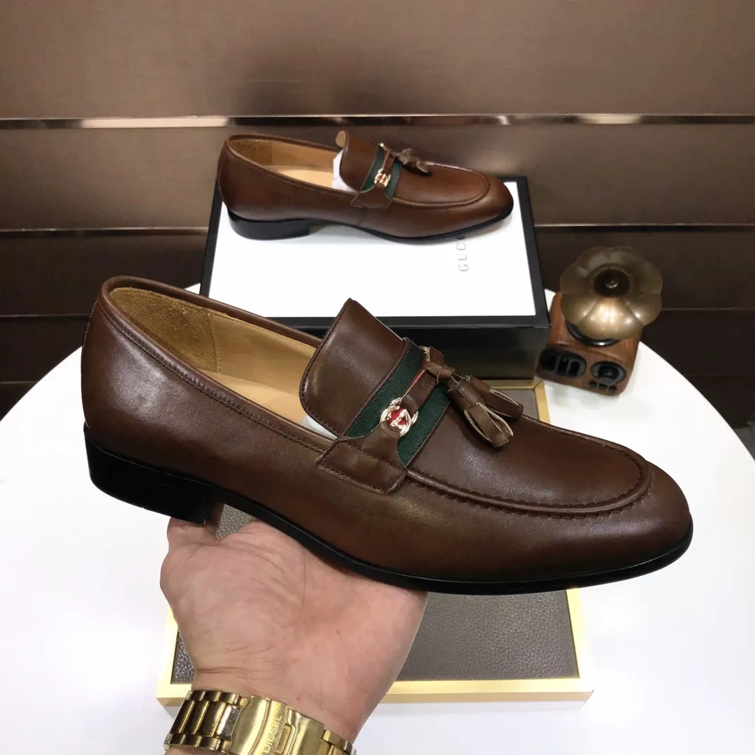 Factory batch 500💰Italy’s top luxury men’s shoe giant (GUCCI) (Gucci) (full cowhide lining) new arrival🍃Original European style🔰 Pleasant to the eye😍In order to make the shoes more durable and non-deformable🌀The production continues to follow traditional methods but there is still no lack of innovation💪The original sheepskin is selected for the leather♻️Smooth, natural and extra bright⭐Made of imported cowhide The rich man’s first choice 38-45 (45 customized)